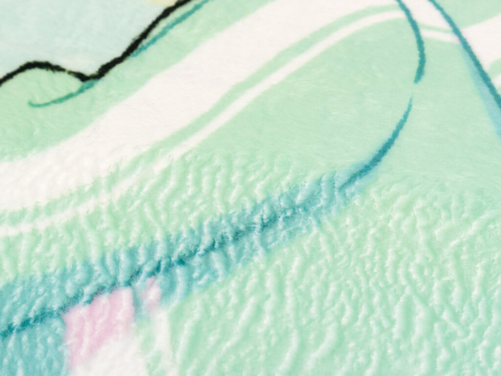 원단을 반대 방향으로 쓰다듬어서 흰 부분이 보이는 모습