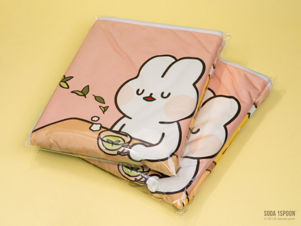 opp에 포장된 담요가 포개어져 있는 모습