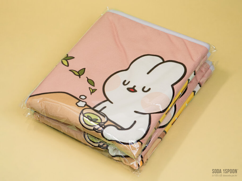 opp에 포장된 담요가 포개어져 있는 모습