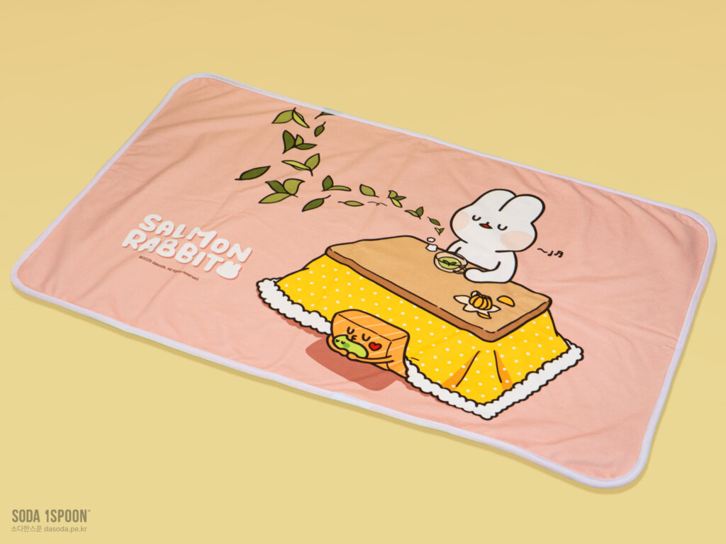 펼쳐서 일러스트가 보이는 겨울 담요