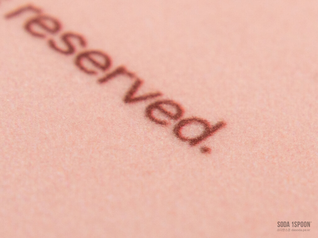 작은 글자를 자세히 보여주는 사진