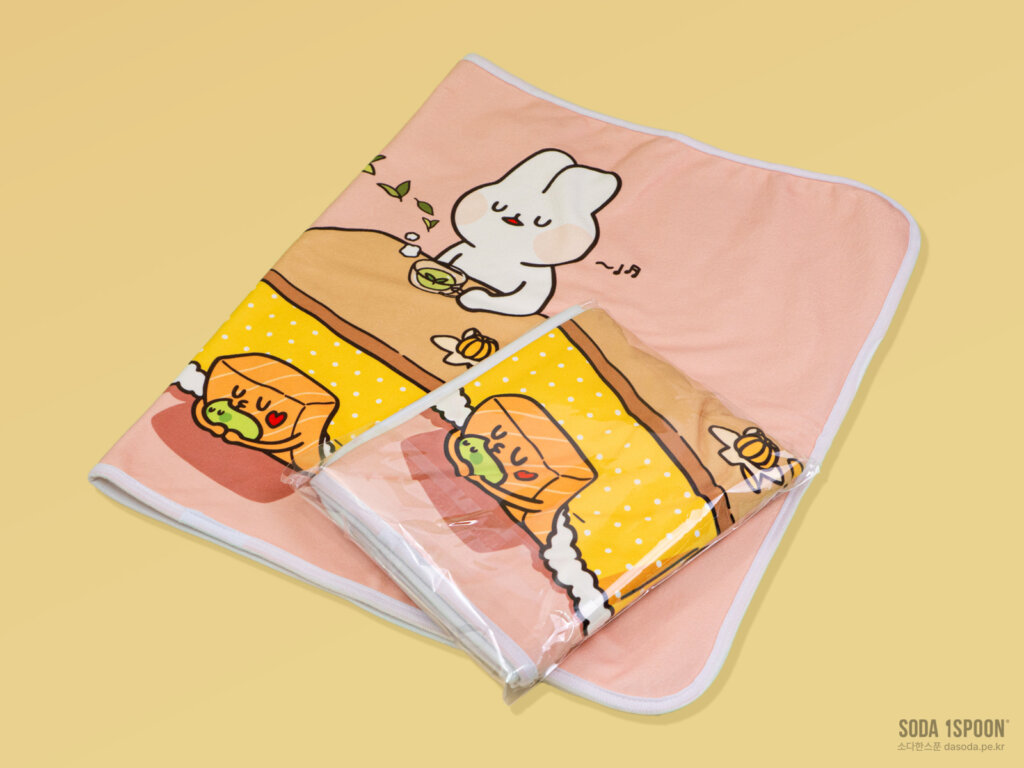 담요 포장과 반 접힌 담요를 나란힌 놓은 모습