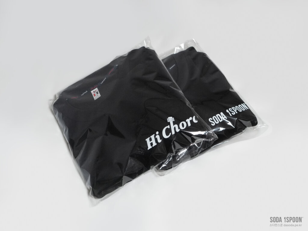 opp 포장 티셔츠 2개를 겹쳐둔 모습