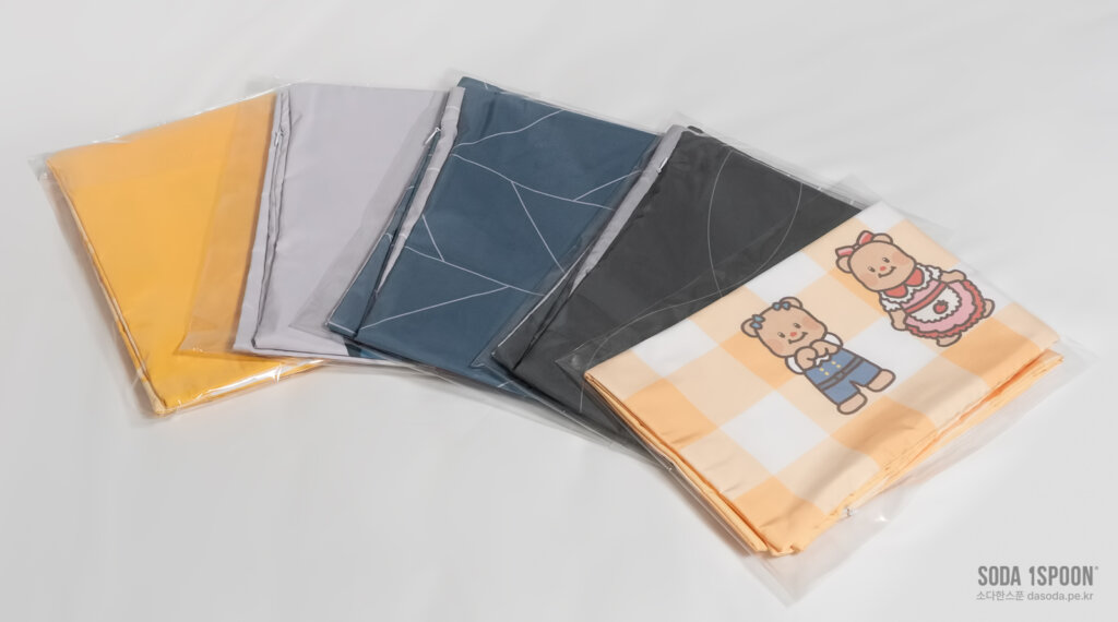 포장된 베개커버를 늘어놓은 모습