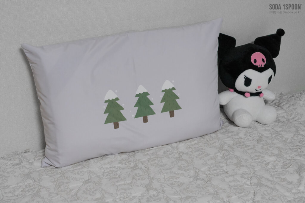 나무가 그려진 베개커버